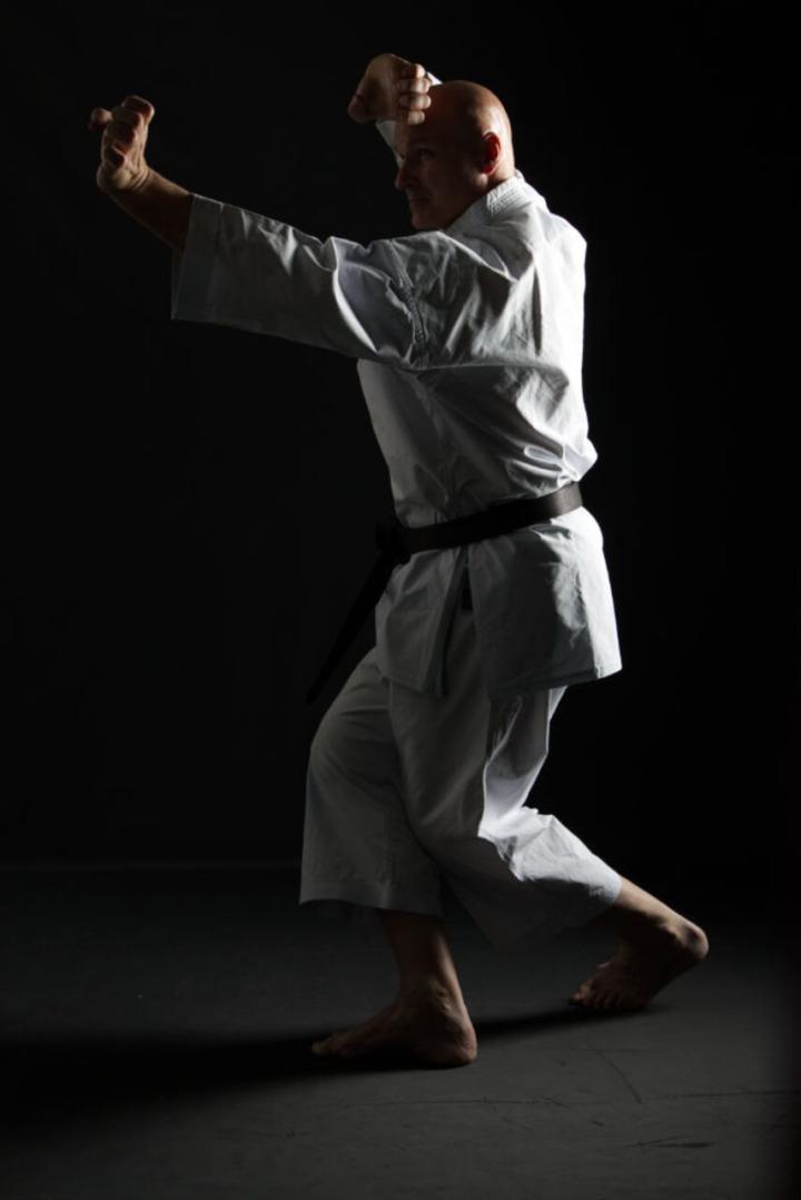 Horst Baugürtel zeigt Karatetechnik